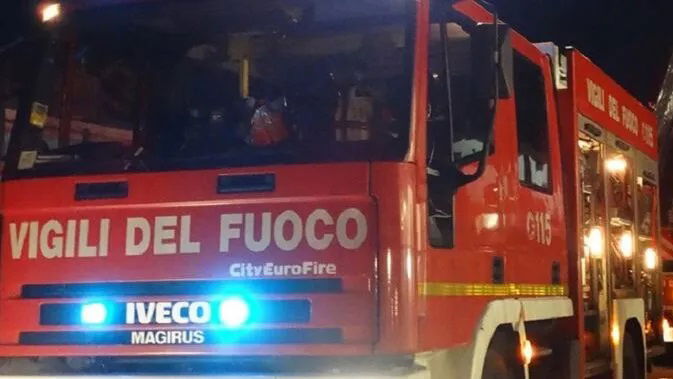 Mistero per un'auto trovata avvolta tra le fiamme nella zona industriale di Corigliano