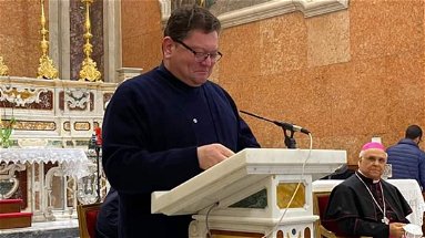 Monsignor Maurizio Aloise annuncia l'ordinazione sacerdotale di Don Marco Fazio