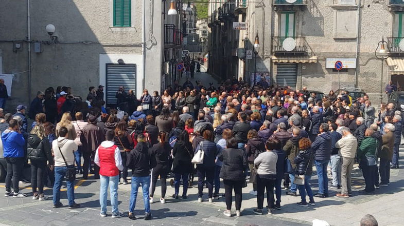 Crollo del Viadotto Sila-Mare: Longobucco scende in piazza e Pirillo inizia lo sciopero della fame