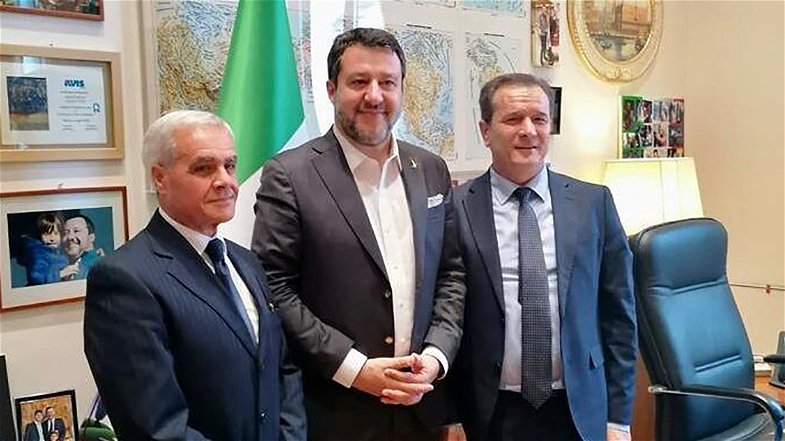 Le polemiche dopo l’incontro Salvini-Pirillo: «Abbiamo ottenuto “il Decreto del mo’ vediamo”»