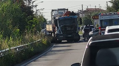 Scontro frontale sulla Statale 106 a Fiumarella tra un camion e un'autovettura: ci sono feriti