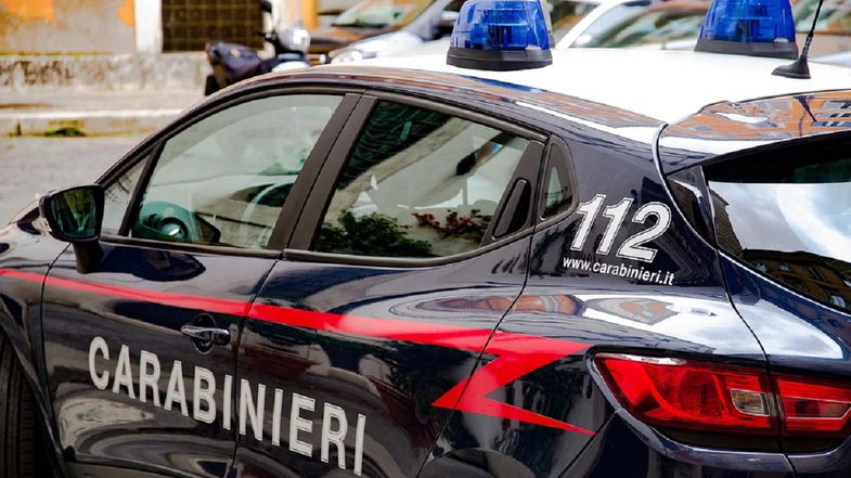 Cassano Jonio, lanciano la droga dal finestrino dell'auto: arrestati