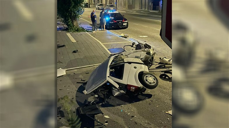 Violento incidente nella notte sulla Statale 106: distrutta una minicar parcheggiata