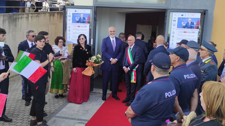 Il Primo ministro albanese Edi Rama riceve la cittadinanza onoraria di Vaccarizzo Albanese