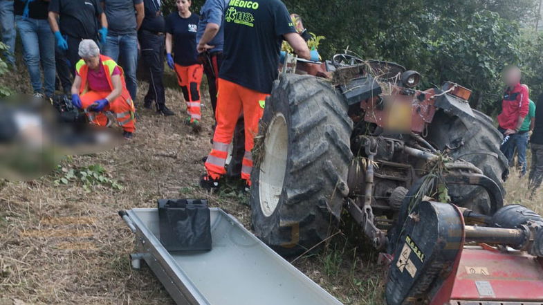 Si ribalta con il trattore mentre era in campagna: muore un 80enne