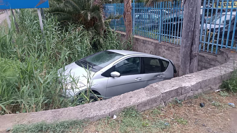 Incidente a Sibari, furgone tampona violentemente un'auto che finisce in un canalone