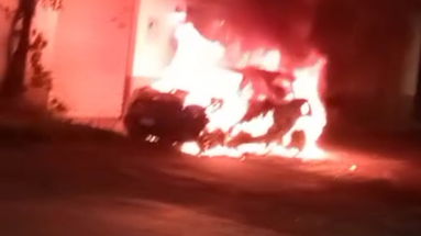 Auto a fuoco a Trebisacce, le fiamme minacciano una palazzina