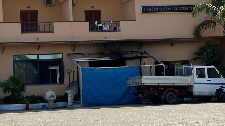 Notte di fuoco a Sibari: alle fiamme un hotel e una villa. Eventi di matrice dolosa