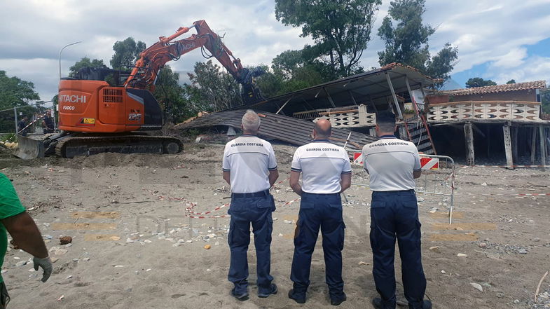 Lotta all’abusivismo, a Calopezzati abbattuto uno dei lidi storici della costa jonica cosentina