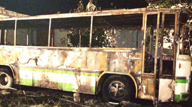 Il vecchio autobus dell'Agrario preso di mira dai vandali e dato alle fiamme