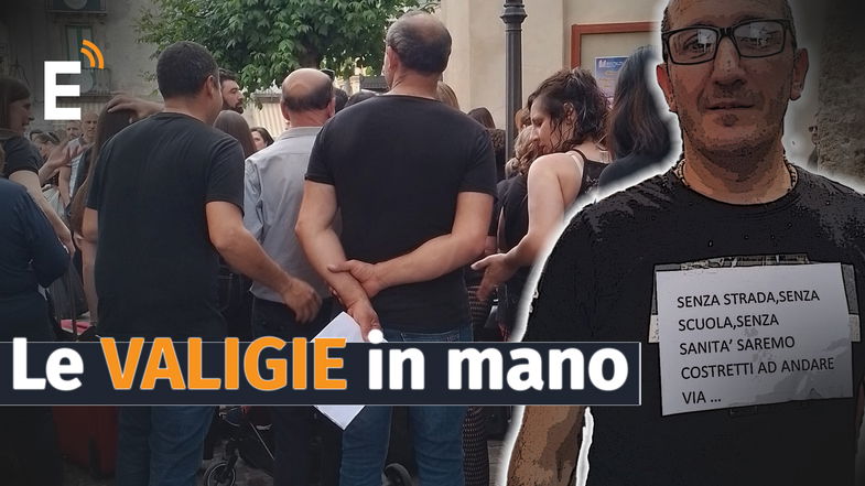 Flash mob in nero in un paese dove non sta rimanendo niente: «Andiamo via!»