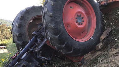 Tragedia a Laino Borgo, 36enne si ribalta col trattore e muore