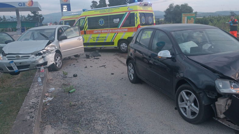 Frontale a Thurio sulla vecchia Statale 106: ci sono tre feriti