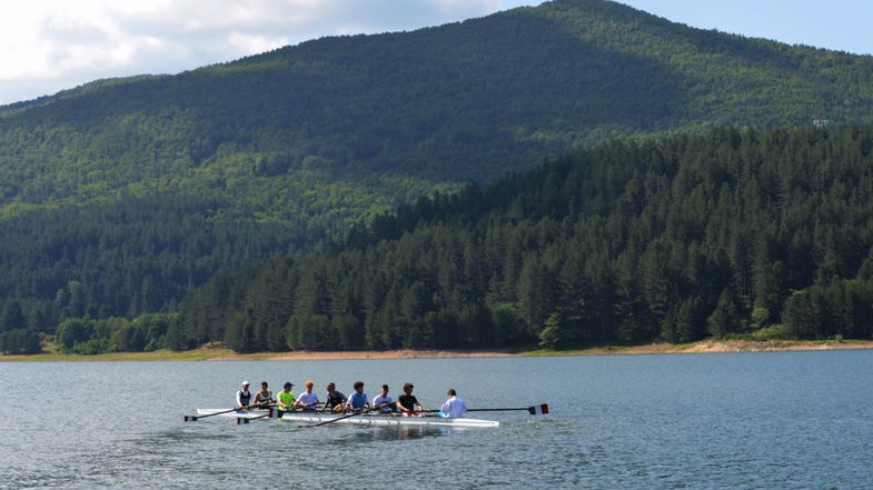 Gli azzurrini del canottaggio si preparano al mondiale di Francia nei laghi della Sila