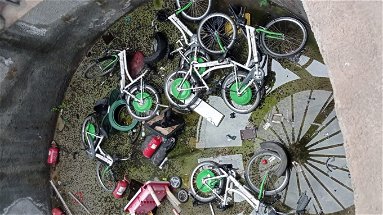 Una situazione imbarazzante, a Co-Ro le bici elettriche del Comune buttate in un pozzo comunale