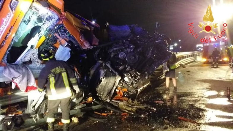 Incidente nella notte sulla A2 a Firmo: si ribalta un Tir pieno di angurie