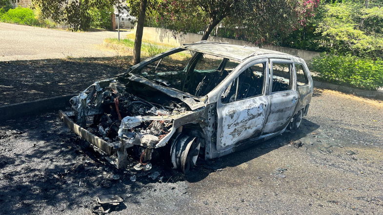 San Cosmo, auto prende fuoco in strada: intervengono i vigili