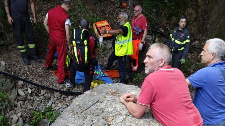 Recuperato il centauro finito nel dirupo a Longobucco: è vivo