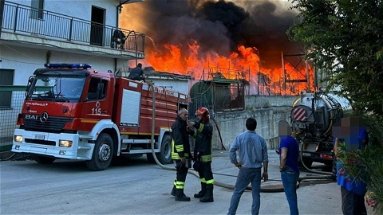 A fuoco tonnellate di rifiuti tra Cassano Jonio e Tarsia: lavoro incessante dei Vigili del fuoco