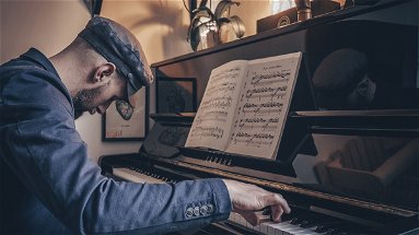 Tramonto sul mare, musica e magia: il CoRo Music Fest accoglie tre pianisti di fama internazionale
