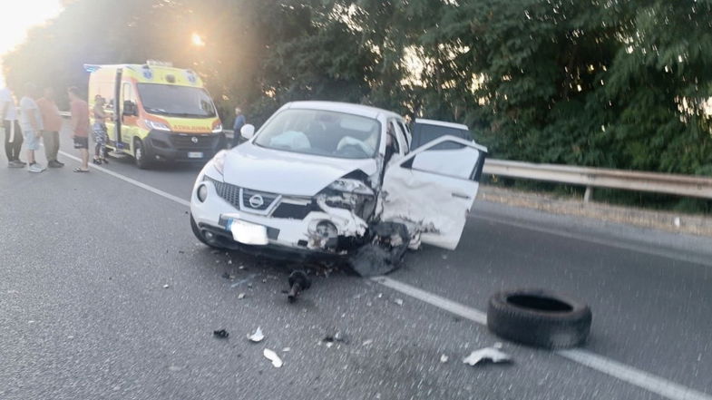 Incidente sulla 106 tra un'automobile e un camion