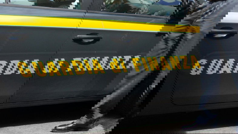 Cosenza, finanzieri spiano i contribuenti per cedere i dati alla società di un avvocato: arrestati
