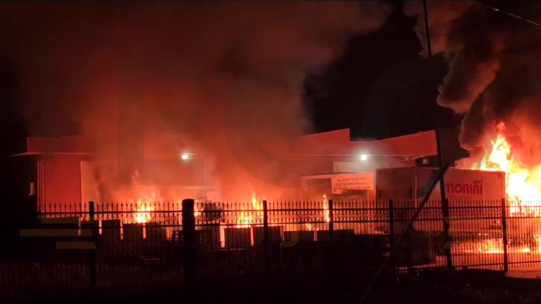 A fuoco i mezzi di un'azienda di distribuzione di prodotti per pasticceria: 5 furgoni dati alle fiamme