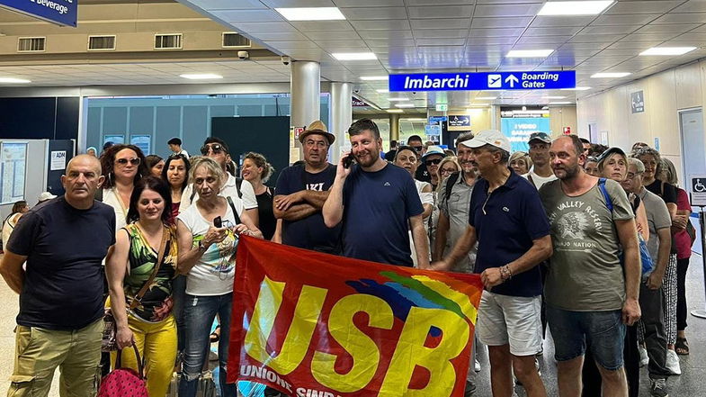 Protesta dei tirocinanti calabresi: occupano l’aeroporto di Lamezia