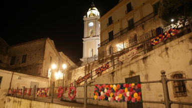 È colore e bellezza per il centro storico di Rossano: un omaggio fiorato alla Santissima Achiropita