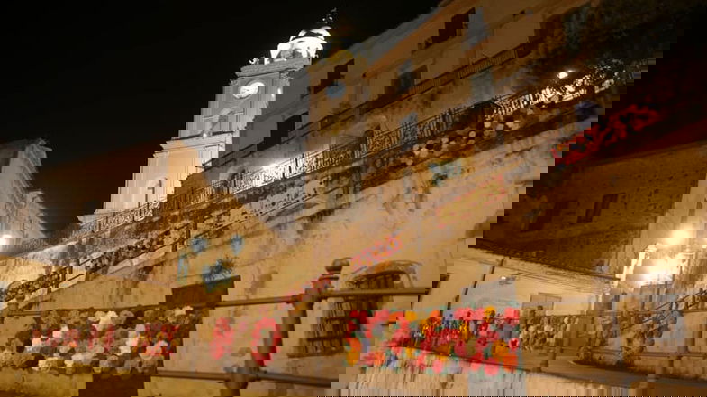 È colore e bellezza per il centro storico di Rossano: un omaggio fiorato alla Santissima Achiropita