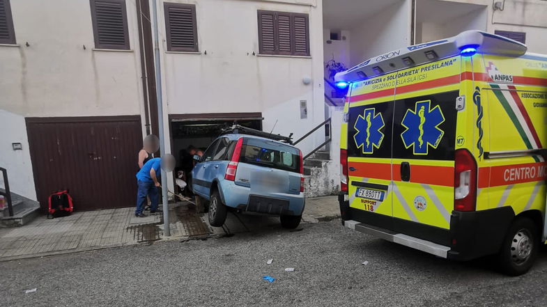 Cede il cric e l'auto gli cade addosso: uomo trasferito d'urgenza all'Annunziata di Cosenza