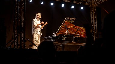 Bollani incanta il pubblico del Quadrato Compagna esibendosi con il suo pianoforte 