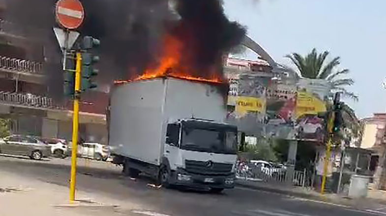 Co-Ro, in fiamme un mezzo pesante: salvo il conducente