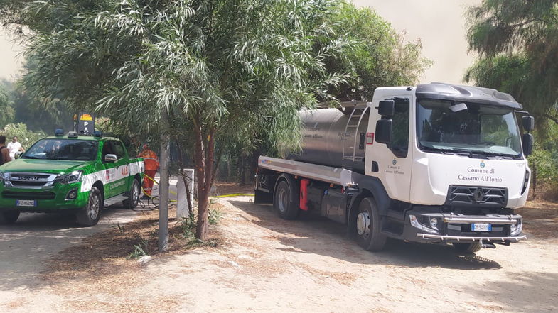 Brucia Sibari ma non si vedono i canadair: da ieri i roghi interessano l'area della discarica e la pineta tra Marina e i Laghi