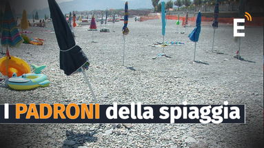 Non c'è più spiaggia libera: è iniziato il periodo di usucapione dei bagnanti maleducati. Ombrelloni ovunque e senza regole