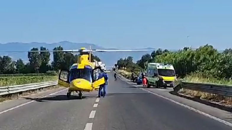 Ha un malore mentre è alla guida e si schianta contro un guardrail: trasferito d'urgenza a Cosenza