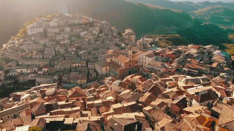 Agosto mormannese: a piedi verso il lago per dare il via agli appuntamenti estivi