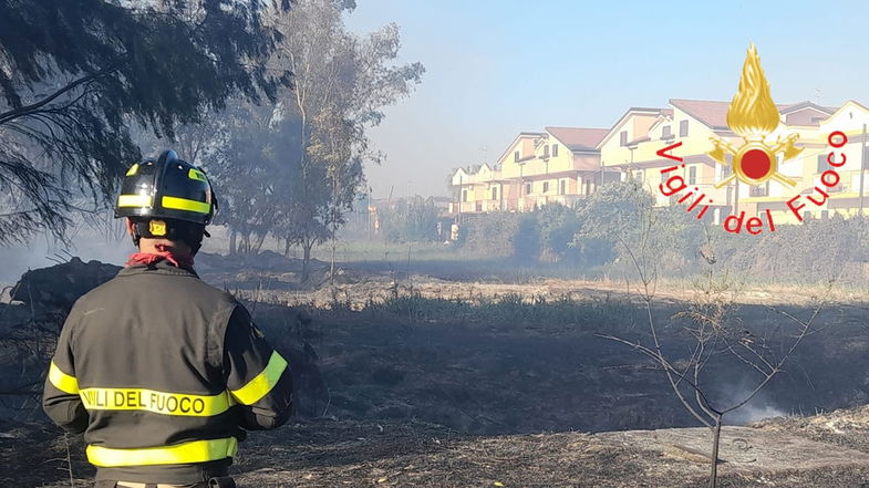 Villapiana brucia, vigili del fuoco impegnati dalle prime ore del pomeriggio nel luogo dell’incendio 