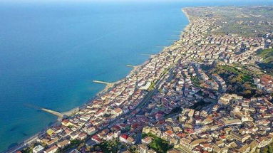 Cariati collegata con quattro bus navetta all'aeroporto di Crotone, alla stazione di Sibari, all'Acquapark