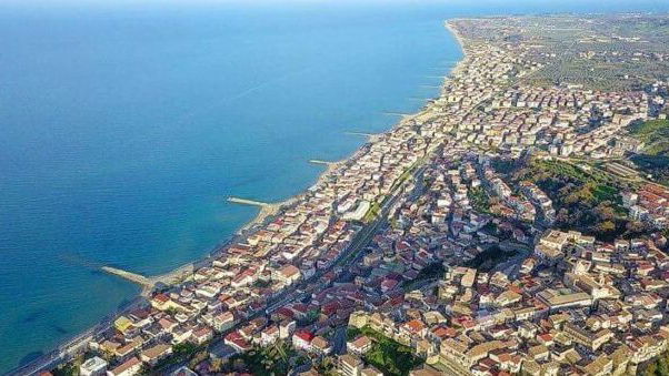 Cariati collegata con quattro bus navetta all'aeroporto di Crotone, alla stazione di Sibari, all'Acquapark