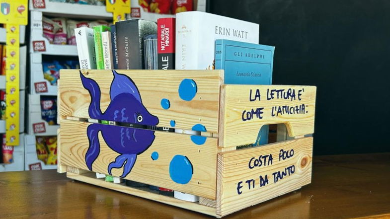 Sulle spiagge di Corigliano-Rossano impazza il Bookbox e le sue scatole piene di libri