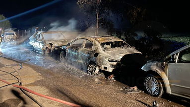 Una manovra azzardata e poi l'inferno: sei auto a fuoco nella notte in contrada Fabbrica