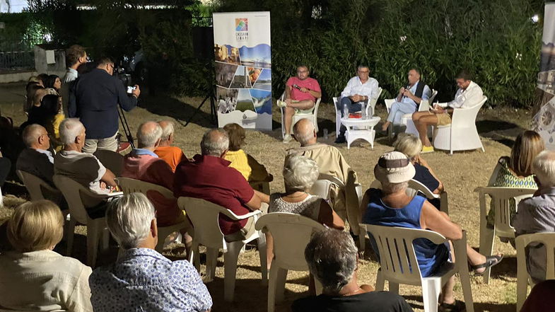 Papasso scende in piazza per farsi “interrogare” dai suoi cittadini in un incontro senza filtri