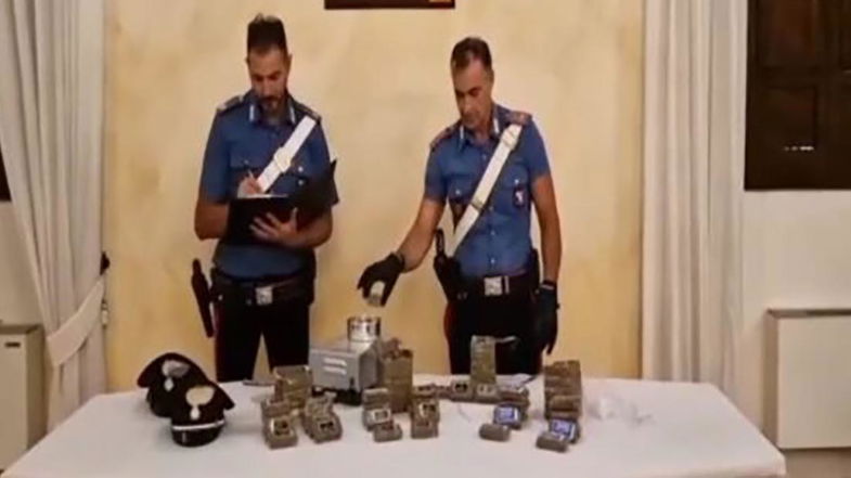 Nella busta della spesa quattro kg di hashish: arrestati due corrieri della droga 