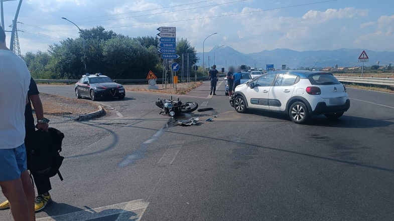 Scontro auto-moto sulla 106 all'altezza dello svincolo per Sibari