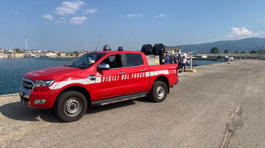 Tragedia al porto di Corigliano: un uomo si lancia con l'auto nella darsena