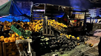 Fuoco e minacce, nella notte distrutto dalle fiamme camion della frutta