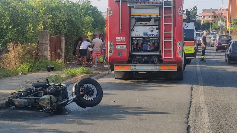 Perde il controllo e scivola sull'asfalto con la moto che prende fuoco: ferito un centauro