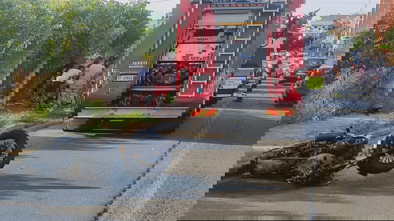 Perde il controllo e scivola sull'asfalto con la moto che prende fuoco: ferito un centauro
