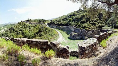 “Racconti di bellezza e archeologia” al calar del sole nella città antica di Castiglione di Paludi